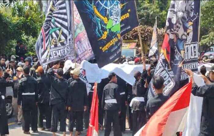 pendekar protes tugu psht jember dirobohkan
