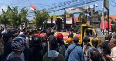 demo-ratusan-massa-di-madiun-tolak-pembongkaran-tugu-silat