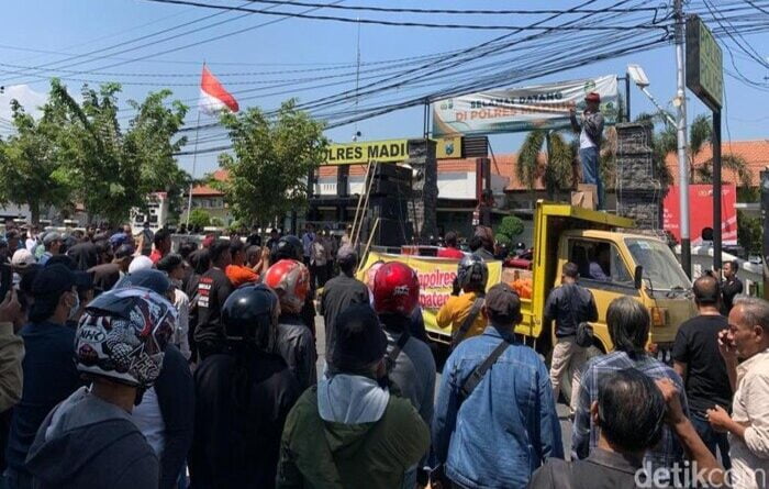 demo-ratusan-massa-di-madiun-tolak-pembongkaran-tugu-silat