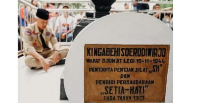 Ganjar Pranowo Berziarah ke Makam Pendiri Persaudaraan Setia Hati 1903