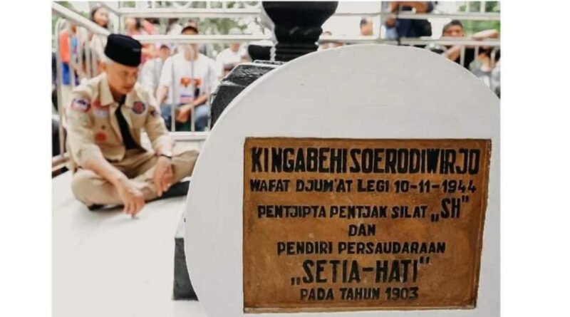 Ganjar Pranowo Berziarah ke Makam Pendiri Persaudaraan Setia Hati 1903