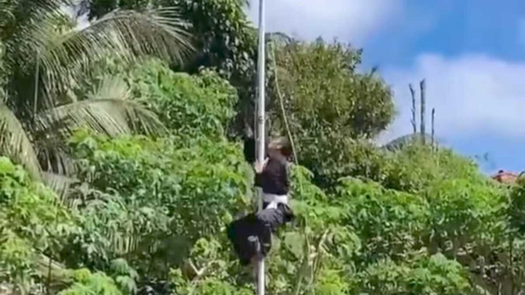 pendekar psht panjat tiang bendera saat upacara 17 agustus