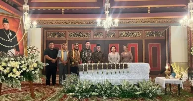 Ketua Umum PSHTPM, R. Moerdjoko HW, hadir melayat ke Keraton Kasunanan Surakarta Hadiningrat atas wafatnya Pakubuwono XIII