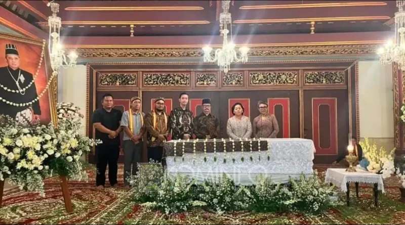 Ketua Umum PSHTPM, R. Moerdjoko HW, hadir melayat ke Keraton Kasunanan Surakarta Hadiningrat atas wafatnya Pakubuwono XIII